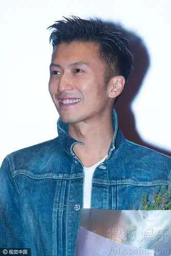 尴尬!谢霆锋现身大笑 牙缝卡菜叶