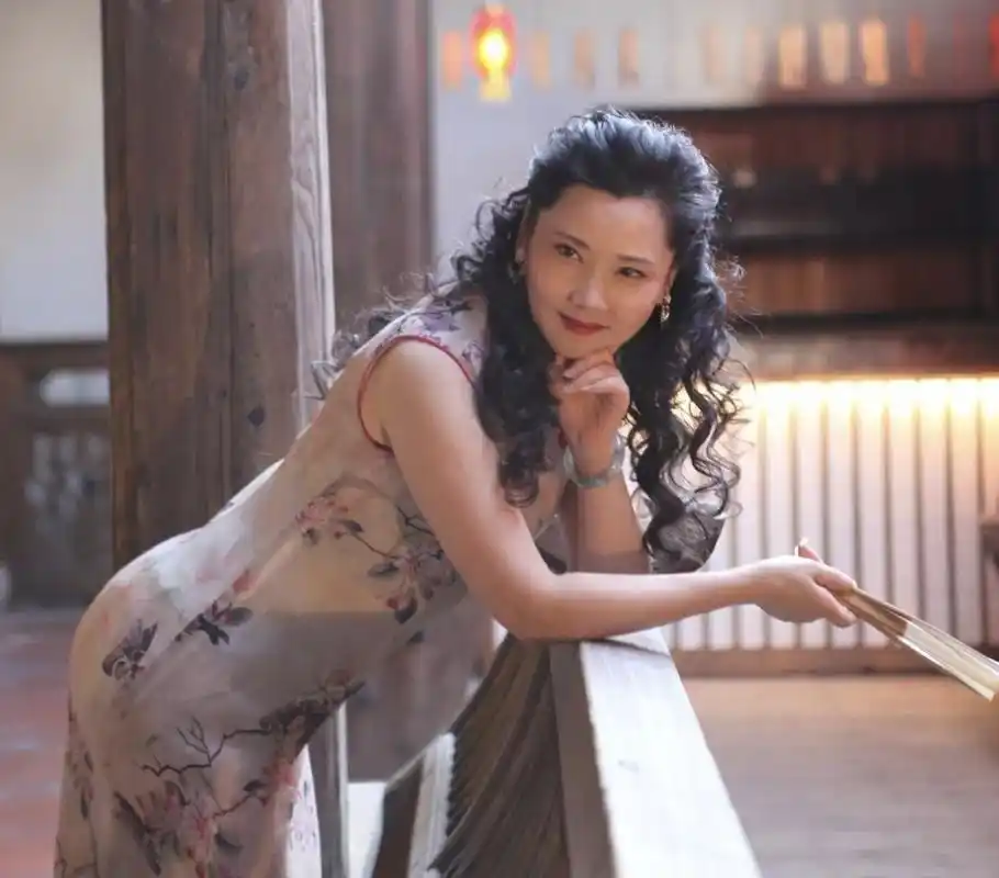 看了58岁何赛飞的波浪发型,就知道中年女人,烫卷发其实最有魅力