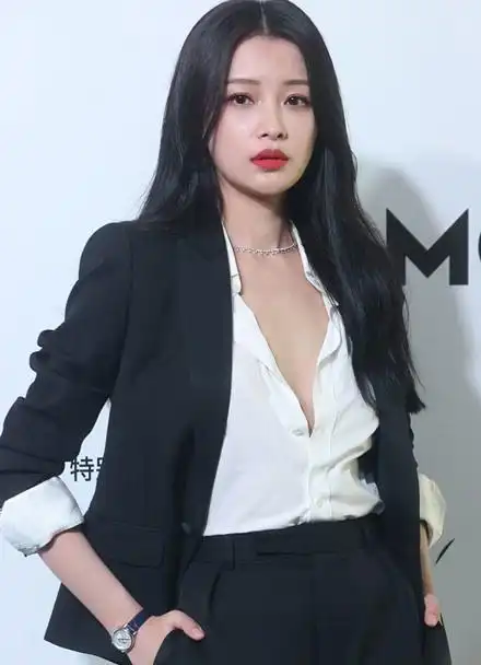 孙怡极简黑西装气场强大 衬衣开到胸口网友艾特董子健