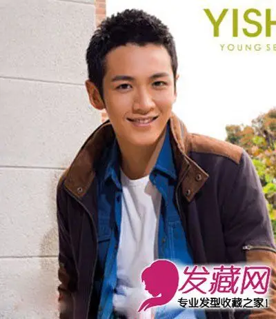 导读:柯震东的这一款清爽帅气的寸头发型,凸显了他完美的五官,也不失