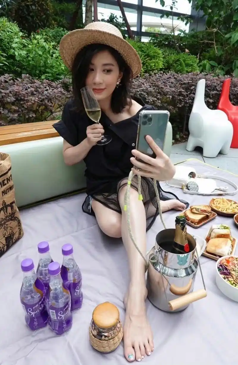 演员贾静雯露营光脚照,2003年,贾静雯凭借武侠剧《倚天屠龙记》中赵敏