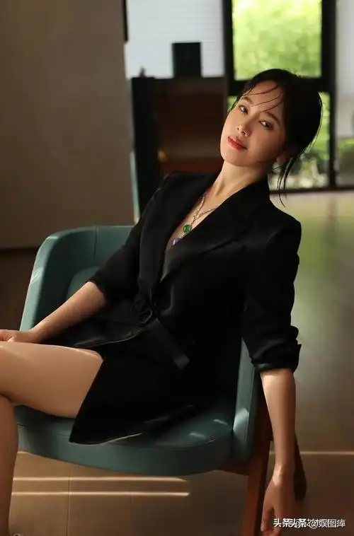 46岁左小青身材真丰腴真空穿西装阔腿裤差点撑爆太迷人