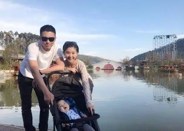 最干净女星,为丈夫从不拍吻戏,33岁结婚生子被丈夫宠上天_李小萌_王雷