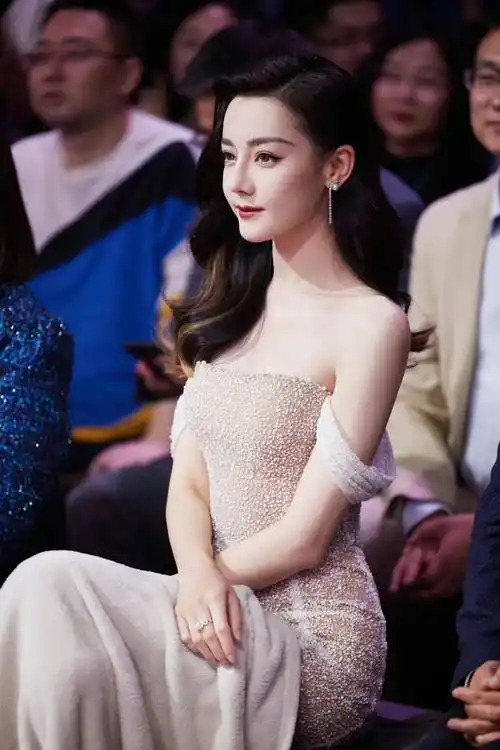 迪丽热巴出席活动,穿一条香槟色细闪钉珠长裙,优雅又高级!