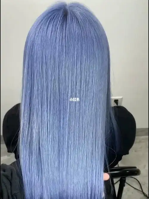 头发刚染完在阳光下非常绚丽,在室内可能有些暗