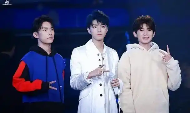tfboys是中国内地最著名的男子组合之一,由王俊凯,王源,易烊千玺组成