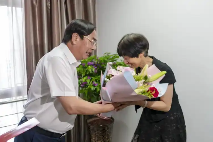 市委书记马卫光亲切慰问我院院长周瑾教授