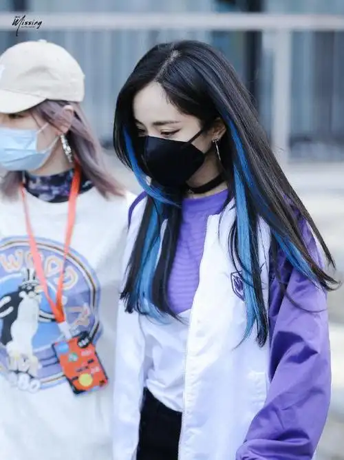 杨幂真爱上了挑染发型蓝色挑染发吸睛又亮丽穿运动装气场全开