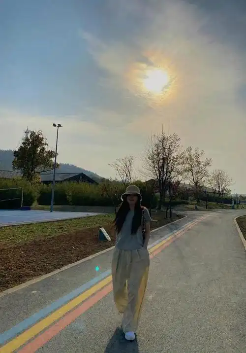 韩系美女赵露思的和我们普通人一样