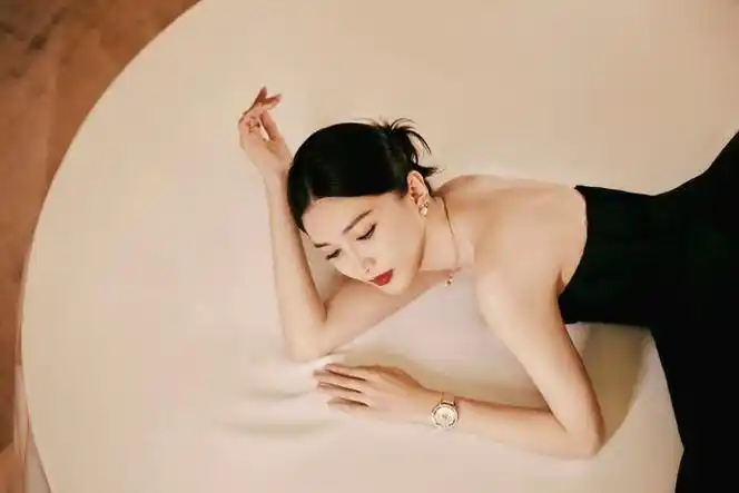 江疏影穿黑色抹胸裙露美背 抹红唇优雅迷人