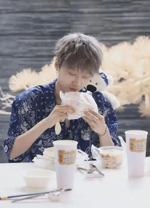 刘雨昕终于不走男友风蓝白套装清新自然背小熊玩偶卖萌