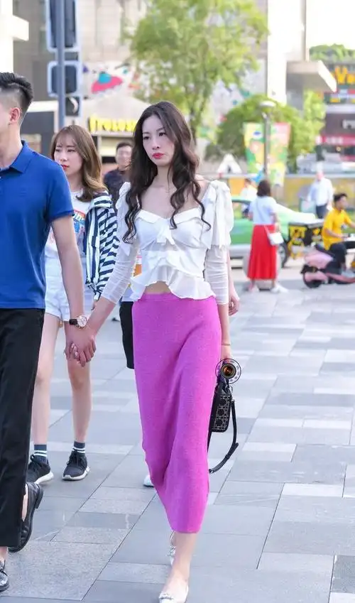 原创皮肤白皙的女生穿玫红色华丽又不失典雅还有着梦幻般的氛围