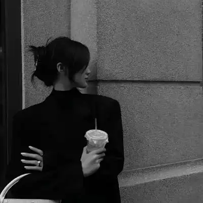 黑白色系女生头像真人高级感