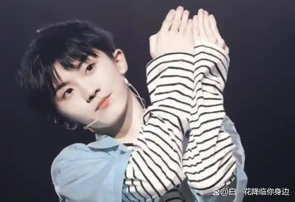 马嘉祺海口演唱会在即,帅气小马手势舞上线,一起期待橘色海边吧