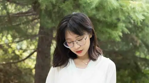 戴眼镜的妹子该怎样化妆?学好技巧,四眼妹也同样有时髦感!