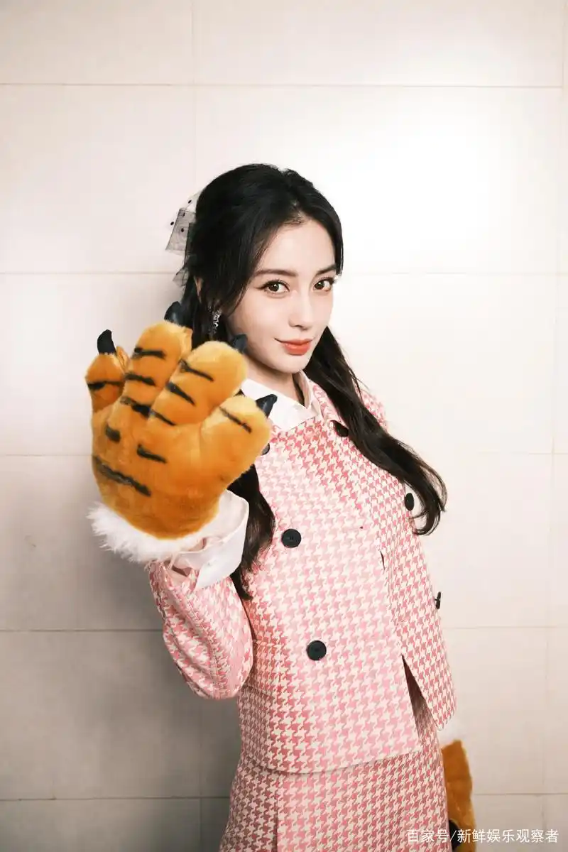 杨颖一身粉色千鸟格套装,甜美可爱满糖少女,美图颜值在线