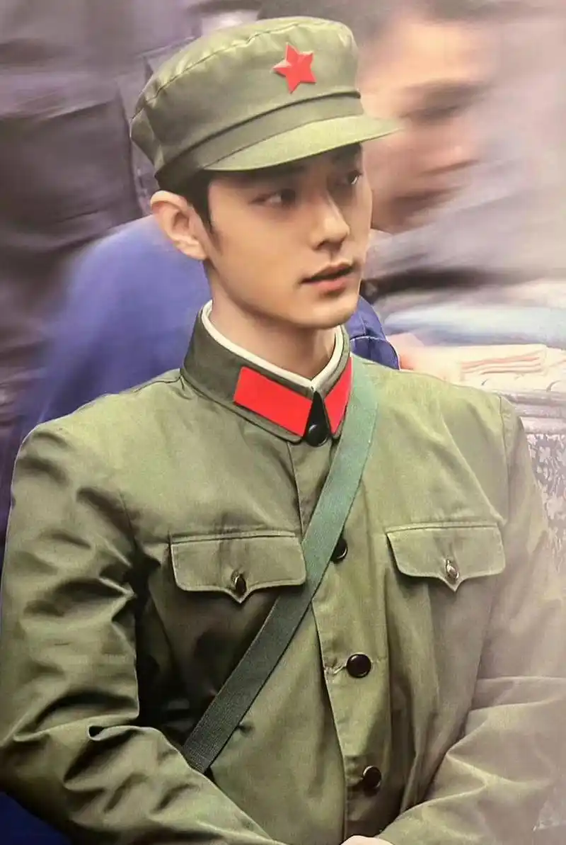 从来没有见过这么帅穿军装这么好看的男人