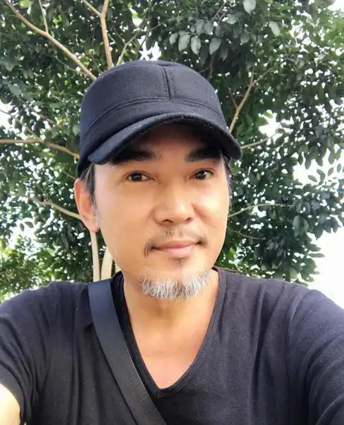 52岁的焦恩俊晒近照,脸胖一圈胡子花白,自嘲:胖了,老了_孩子