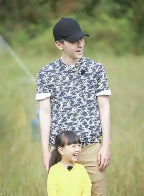 邓伦"老父亲"石锤,看到相逢后的小孩有多黏他,你就知道他多暖_爸爸