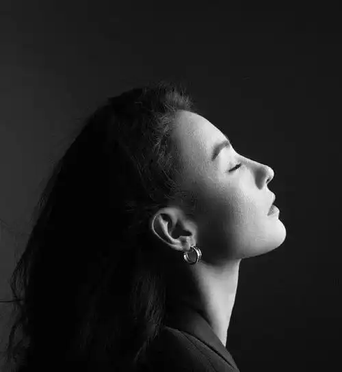 39岁辣妈张柏芝真绝一袭透视纱裙大秀肩颈线背影宛如翘曲女郎