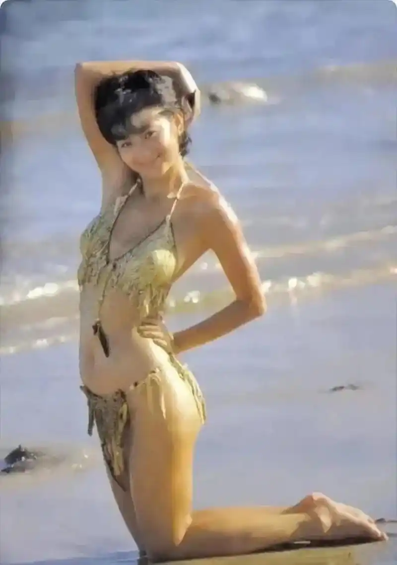 80年代林青霞泳衣照曝光!腹部虽然有赘肉,但身材匀称太美了.