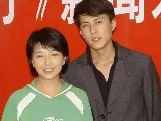 老干部靳东:这辈子做的最正确的决定,就是娶了二婚的李佳