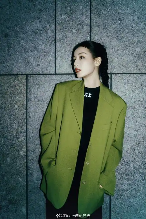 夏天绿西装#迪丽热巴 夏天最新大片,她身穿绿色西装外套,造型简约利落