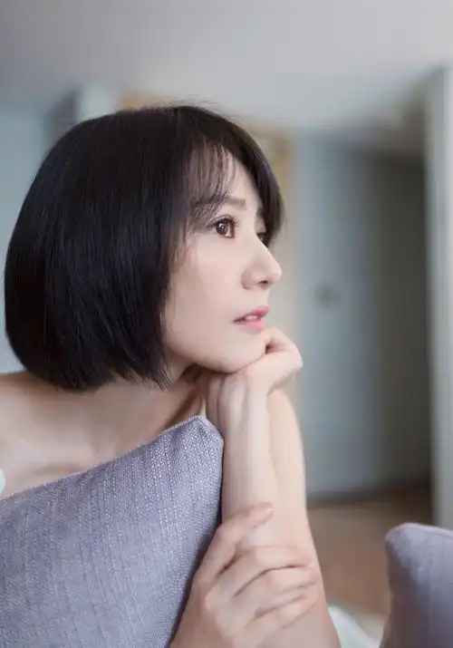 40岁高圆圆剪波波头显小10岁,"准妈妈"更年轻了,赵又廷好眼光_网易