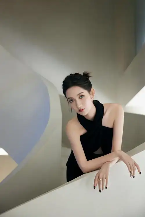 王玉雯个人资料(王玉雯黑色连衣裙性感美腿高跟鞋写真)
