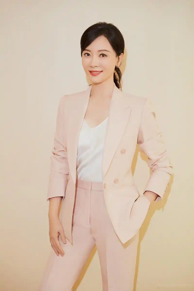 陈数着粉色西服套装内搭奶白深v吊带出席采访通告,摩登率真之余尽显