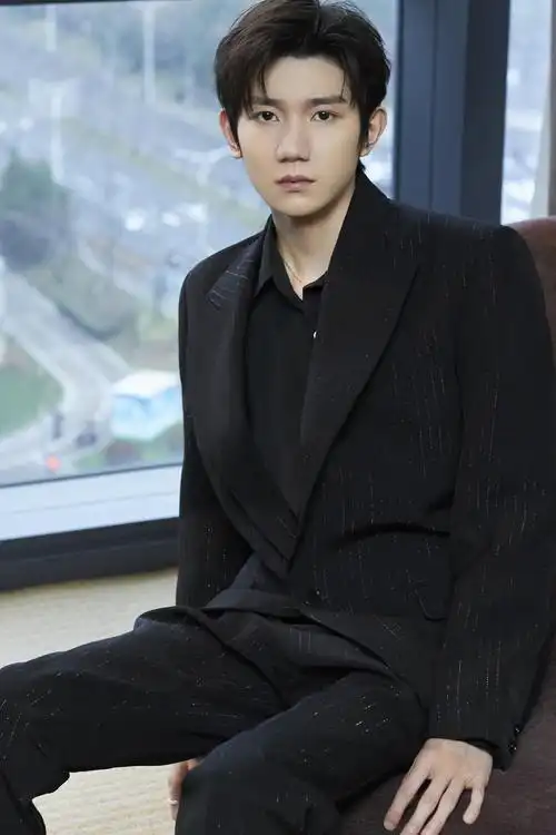 王源全黑西装造型俊逸清朗,高雅矜贵少年变得更加的绅士璀璨夺目