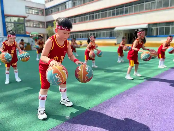 阳光体育团队教师在北岗花园幼儿园进行篮球教学成果展示