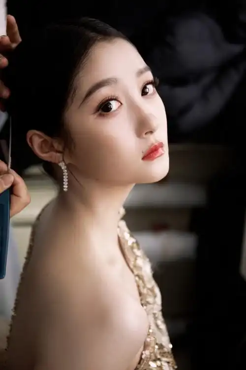 #关晓彤鎏金礼服##春晚#