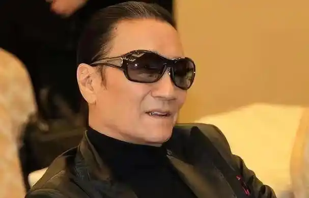 金奖影帝谢贤31岁创办公司与小49岁女星恋爱晚年成人生赢家