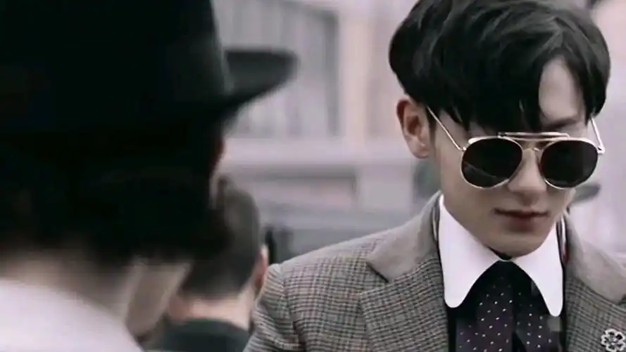 黄子韬和古力娜扎上演民国凄美爱情,黄子韬抽烟的样子非常帅