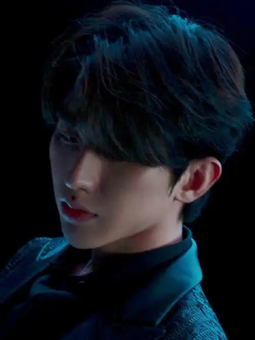 这唇0002这锁骨00    7915过期物料(已抹logo)  #蔡徐坤