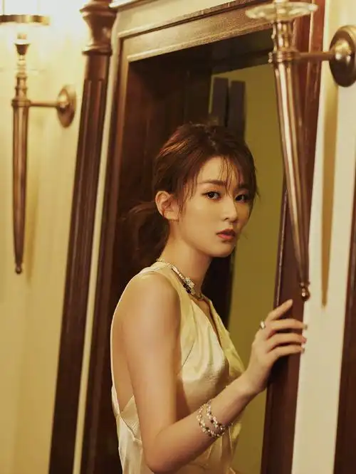 乔欣又美了搭配一袭深v长裙身材比例惊艳