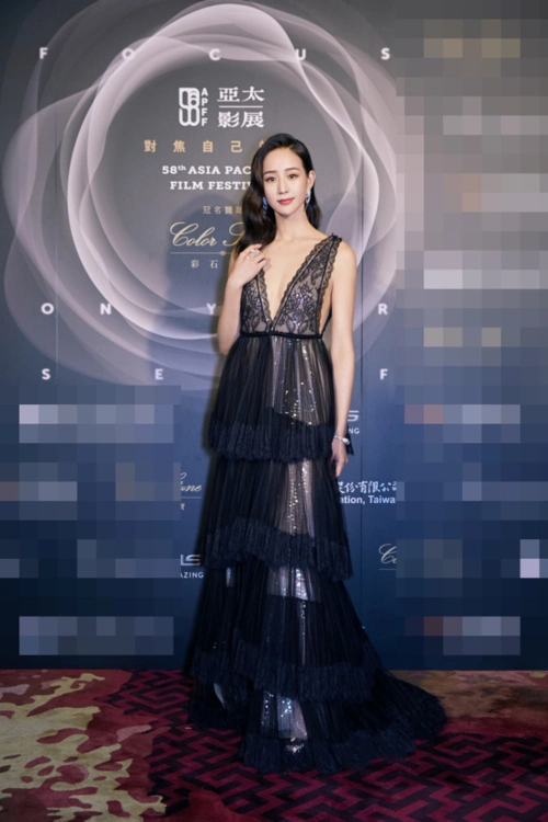 张钧甯尺度越来越大真空穿深v裙秀魔鬼身材真不怕走光