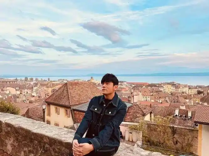 周杰伦  哥来到不同的城市 如果有个钢琴 应该还是可以写出一首 重点