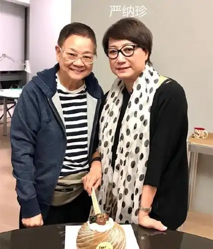 原创邓光荣妻子罕露面,保养得宜气质高雅出众,将2个女儿培养成学霸