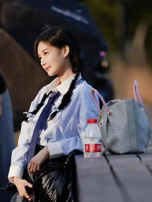 李一桐《无限超越班》有着学院风的造型,扎着双辫子,清纯又年轻_少女