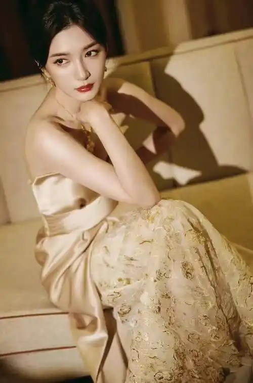 原创江疏影惊艳亮相鹅黄礼服裙展现绝美身姿优雅自信成全场焦点