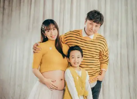 据悉,今年42岁的东方卫视主持人朱桢2015年与现任妻子领证,2016年,两