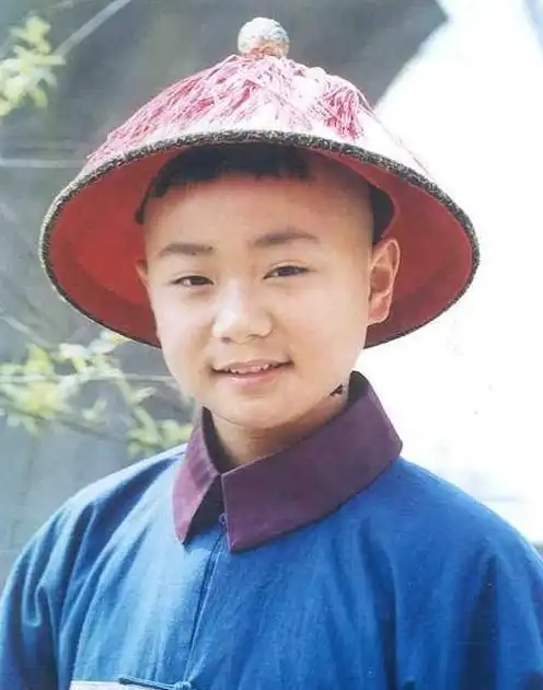 现在蓝盈莹和曹骏都不是很火的演员,两人就跟很多普通小情侣一样,不像