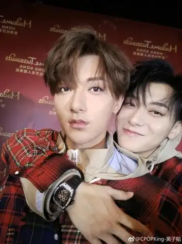 黄子韬兄弟相逢,亲密合照!同样的衣服和造型!你能分辨出来吗?