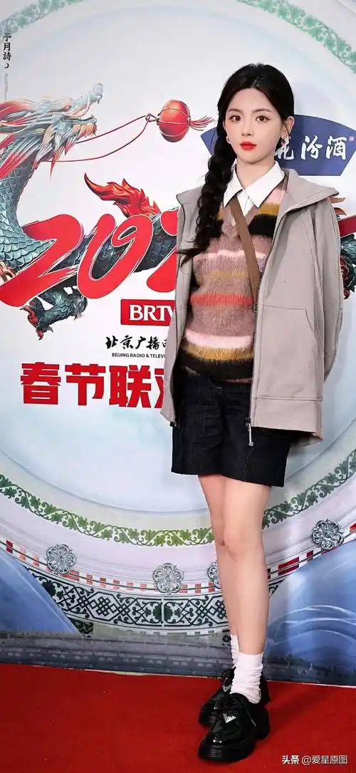 本篇文章作者细致精选了中国内地新星杨超越各个时期经典的艺术超清