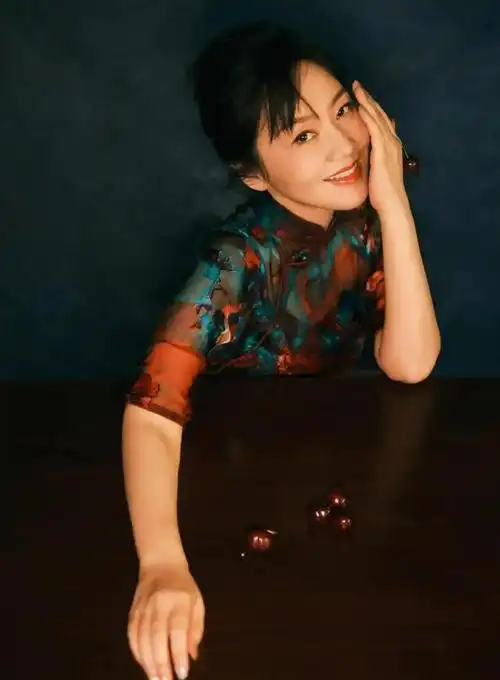 闫妮旗袍造型惊艳全场:展现中国女性的优雅与自信