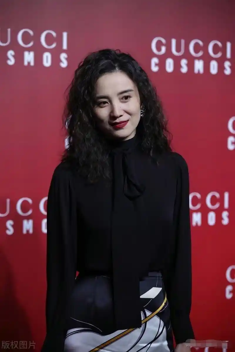 小宋佳梳港风羊毛卷发型,穿黑色丝质衬衫搭配印花裙,复古时髦