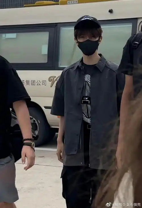 贺峻霖出发微博电影之夜路透