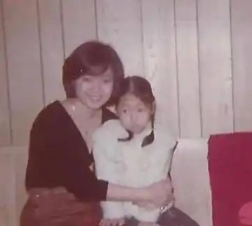 侯佩岑还给母亲写了一封手写信,并贴出了一张自己和母亲小时候的照片.